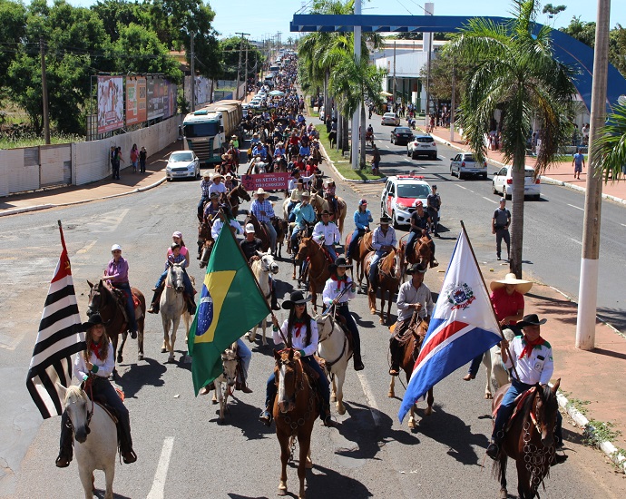 TRADIÇÃO: Milhares de pessoas participaram da tradicional Cavalgada no dia 24 de abril