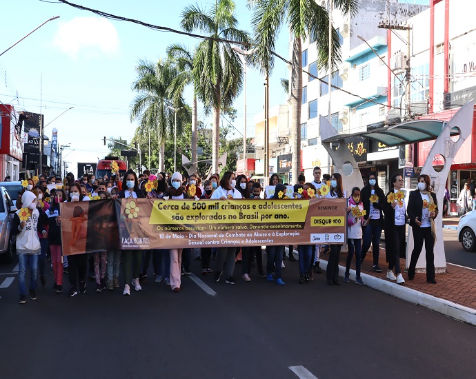 ATENÇÃO: passeata promovida pela Prefeitura alerta a população para o combate ao abuso e exploração sexual infantil