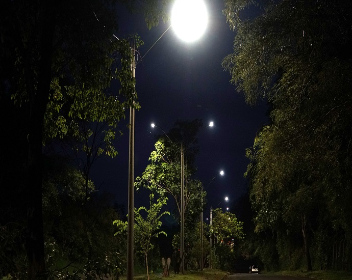ILUMINAÇÃO: Prefeitura de Jales inicia instalação de mais de 70 pontos de iluminação em LED no Jardim do Bosque  