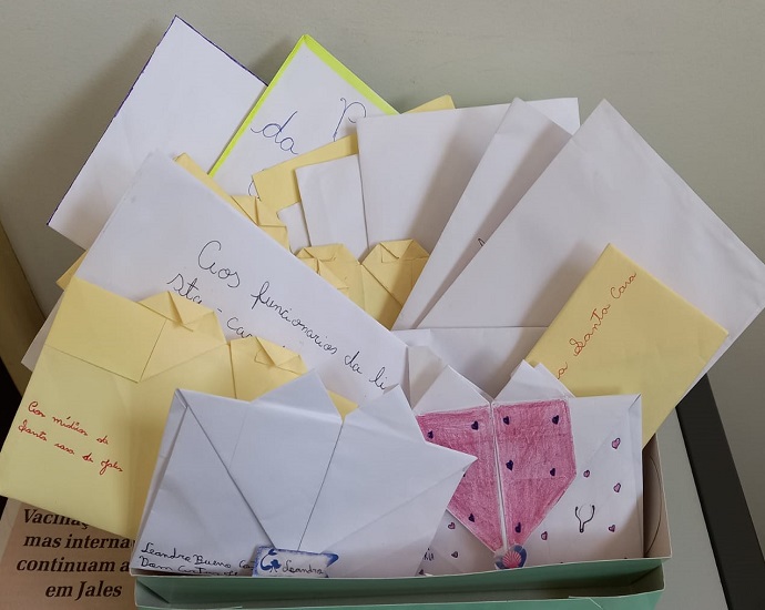  GRATIDÃO: Alunos do 6º ano da escola Dom Artur escrevem cartas de agradecimento aos colaboradores da Santa Casa de Jales