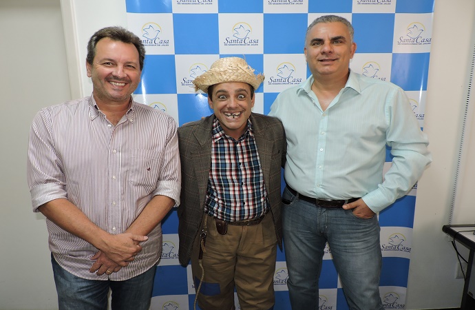 SORRISOS: Humorista Tonho Prado leva alegria a pacientes da Santa Casa 