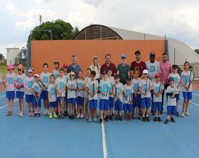 NOVOS: Prefeitura de Jales realiza a entrega de uniformes para alunos do Projeto Saque Para a Vida  