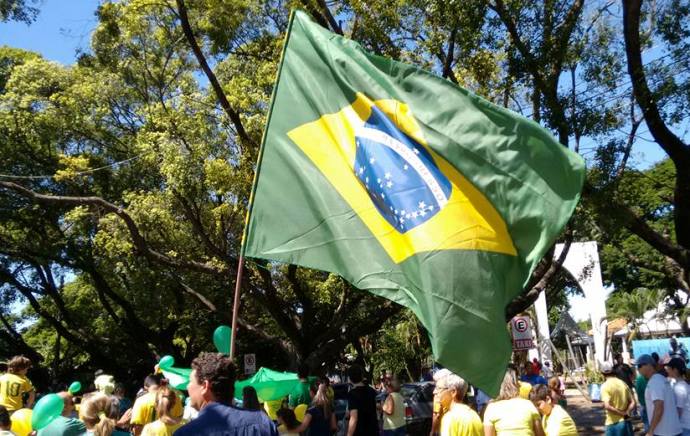 NAS RUAS: nas cores da bandeira brasileira, jalesenses protestam contra a corrupção