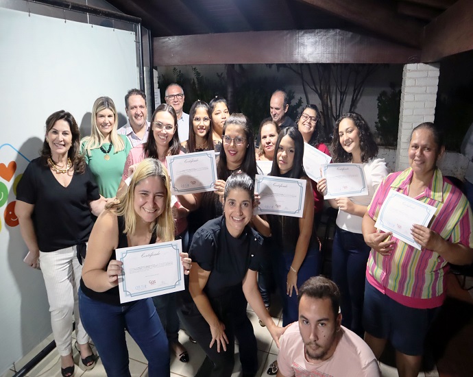 QUALIFICAÇÃO: ETEC, Fundo Social e Igreja Batista entregam certificados aos alunos dos cursos de Chocolateria, Corte e Costura e Pedreiro  