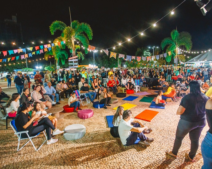 Sarau no Ponto reúne mais de mil pessoas em noite histórica na Praça Dr. Euphly Jales
