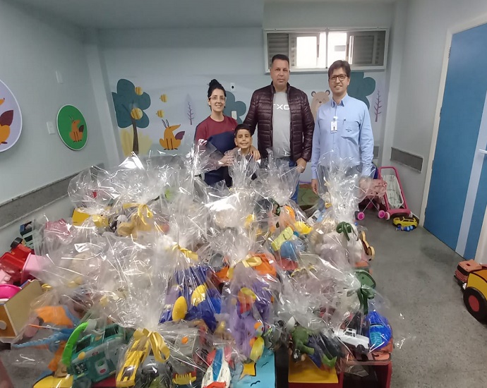 DOAÇÃO: Criança realiza doação de brinquedo para Santa Casa de Misericórdia de Jales 