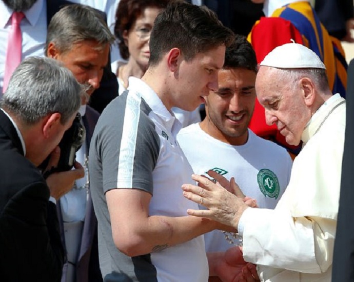 #FORÇA CHAPE: Papa Francisco recebe no Vaticano os sobreviventes do acidente da Chapecoense