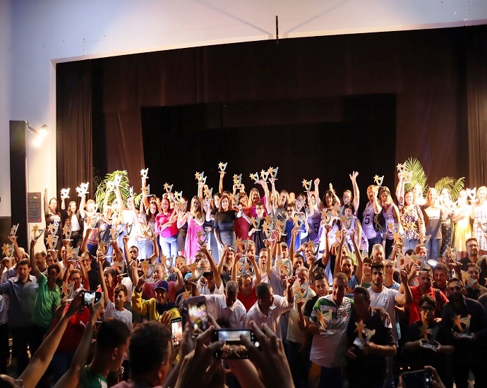 HOMENAGENS: Troféu homenageia destaques esportivos de 2022 em noite memorável no Teatro Municipal